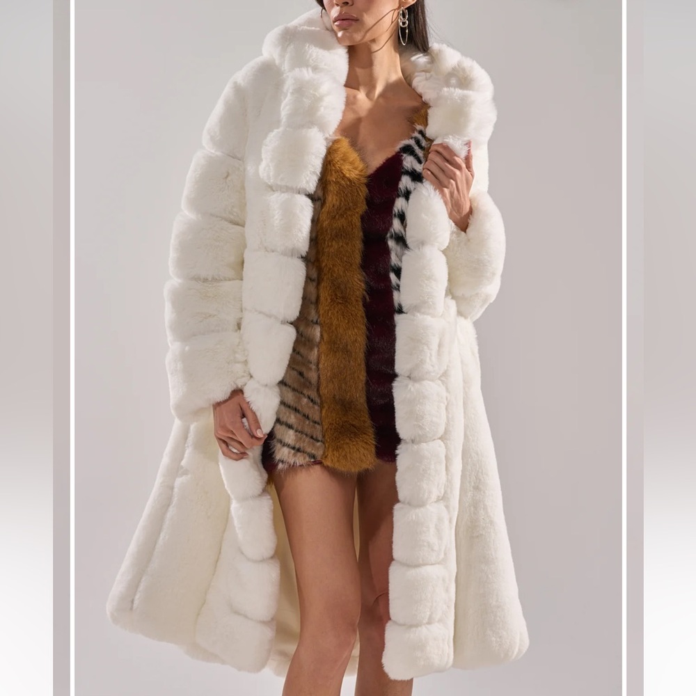 AKIRA Berlin Hooded Faux Fur Luxurious Coat - Picture 6 of 8